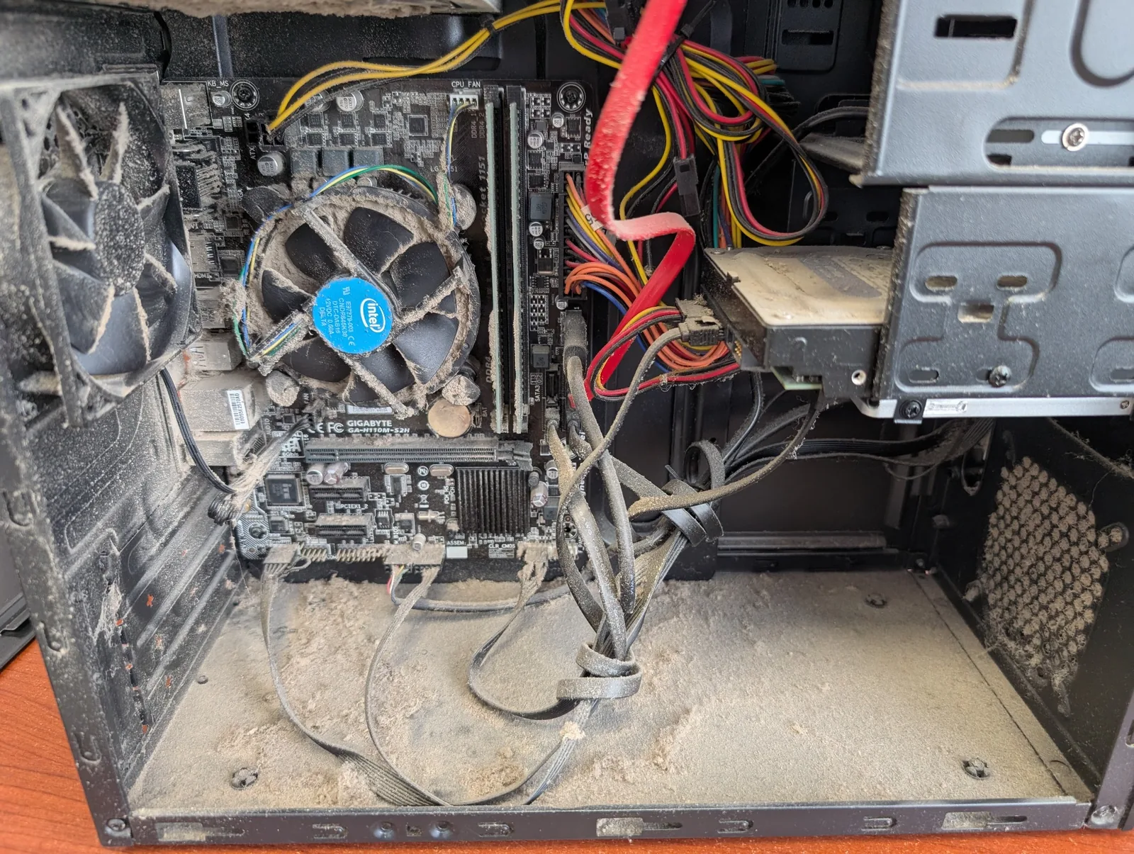 Ordinateur fortement encrassé avant nettoyage chez Solus'Ordi
