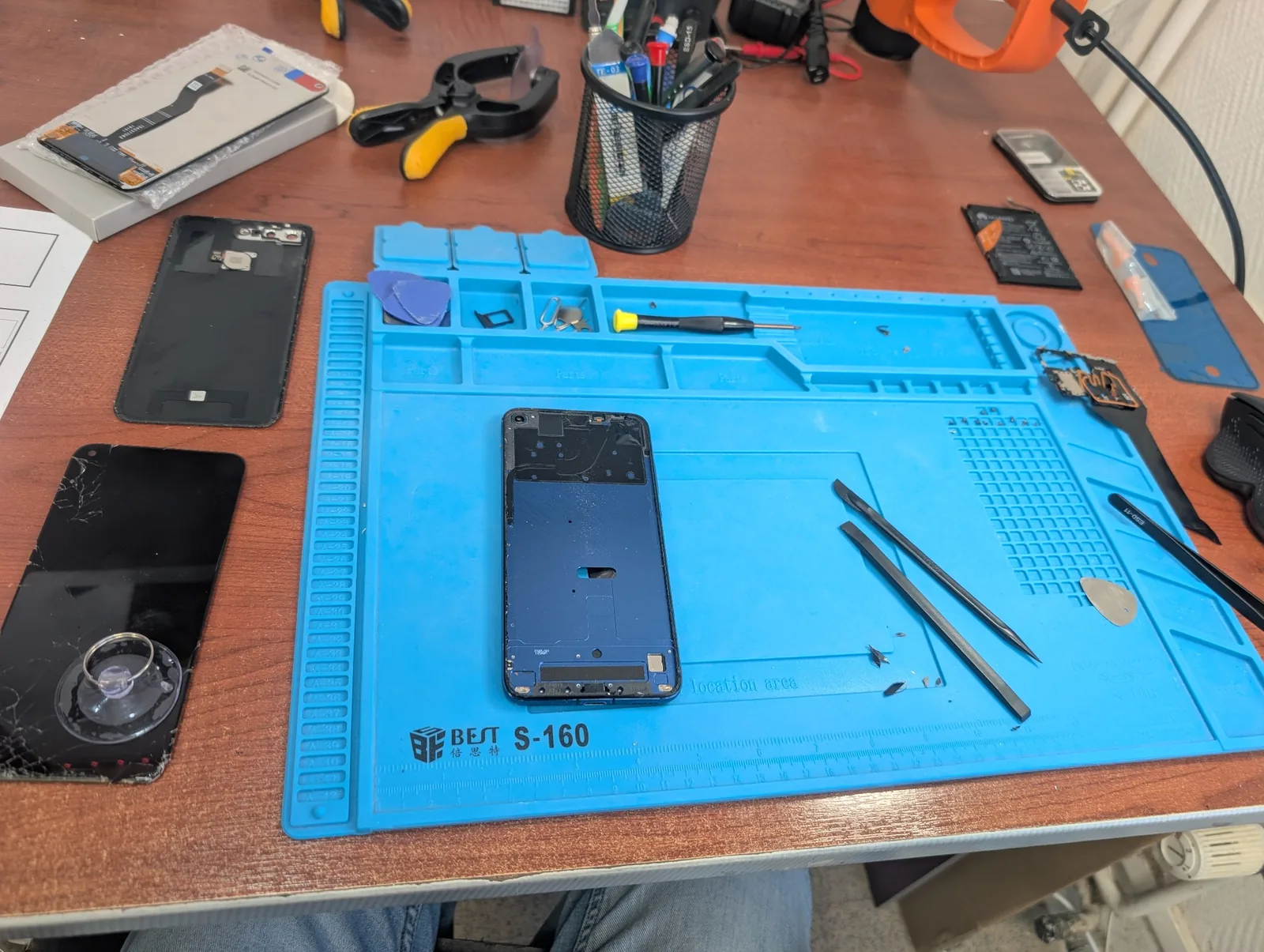 Téléphones en réparation sur l'établi Solus'Ordi