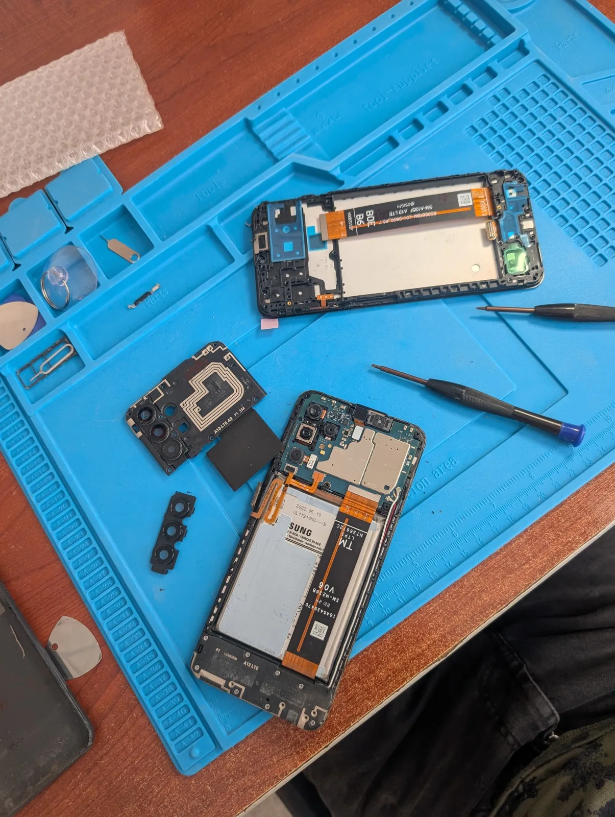 Smartphone démonté en cours de réparation chez Solus'Ordi